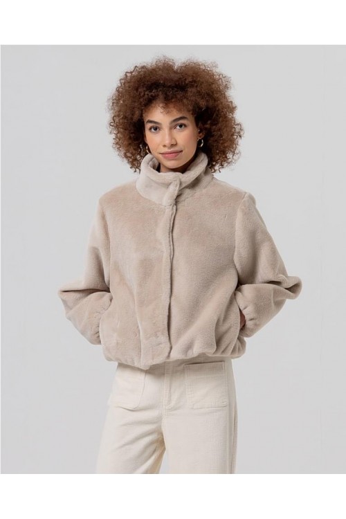 Chaqueta corta de pelo y...